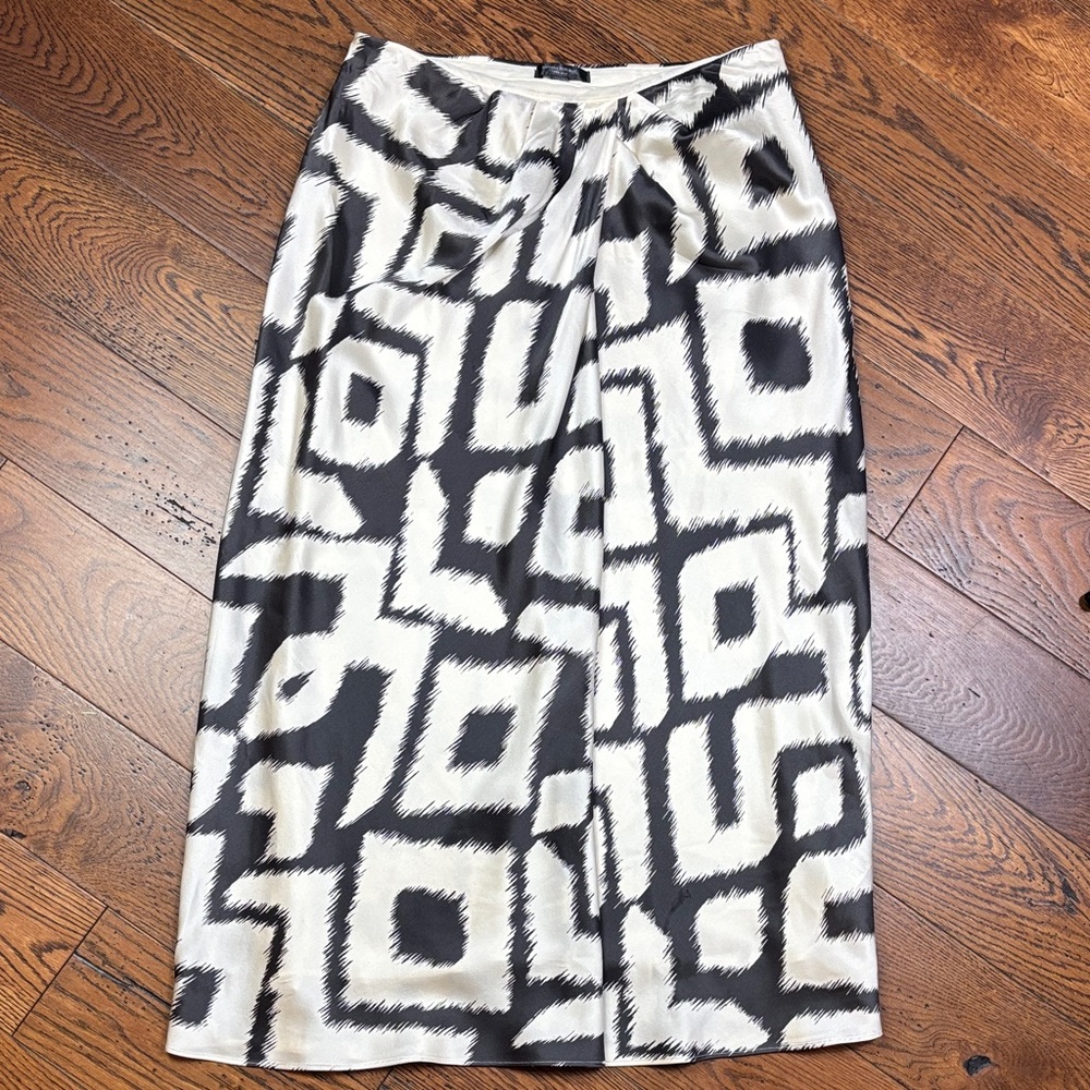100% silk Black and Cream Patterned Skirt. Size 10